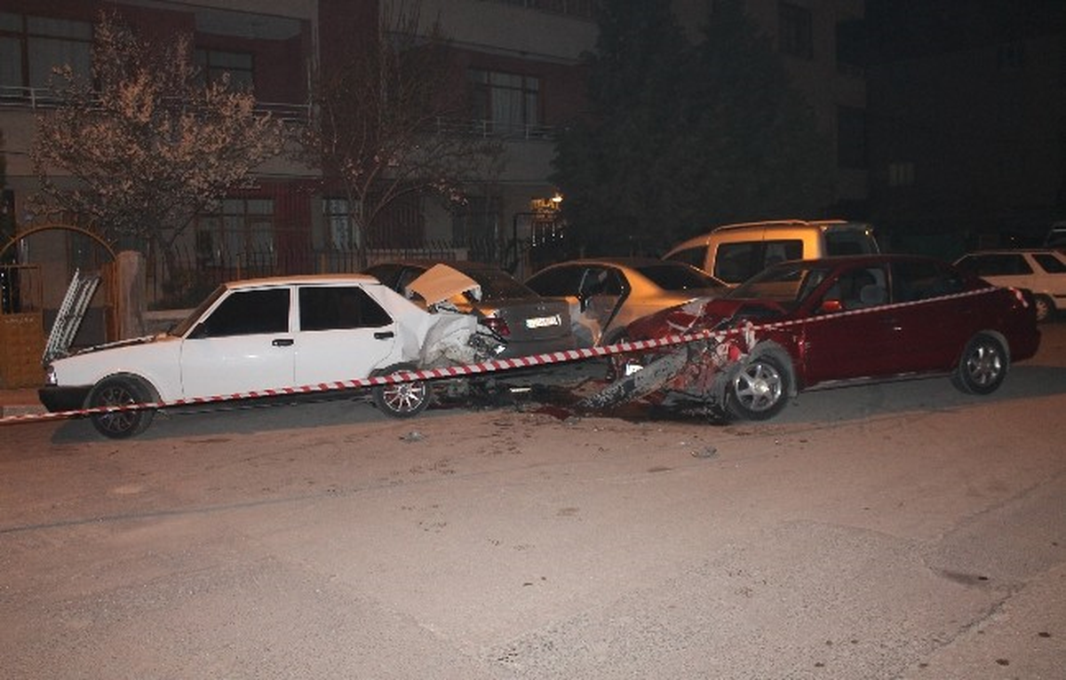 Konya\'da Park Halindeki 4 Otomobile Çarparak Durabildi
