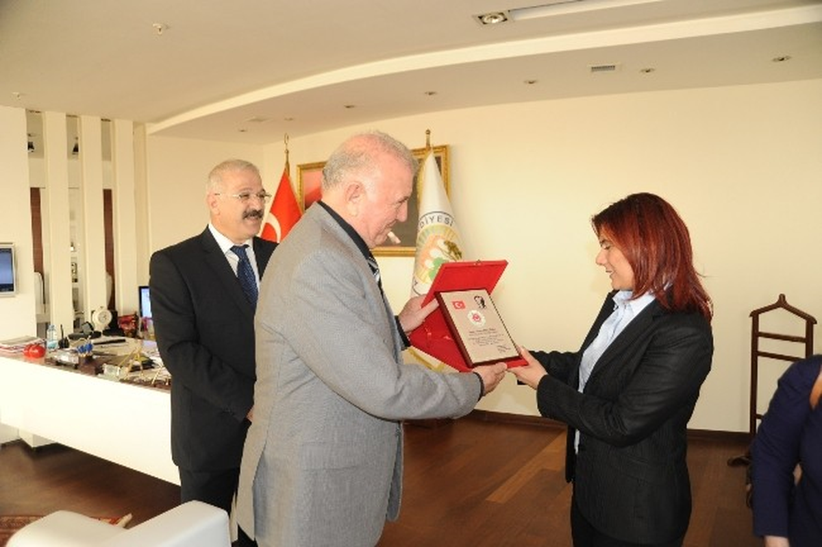 Polis Emeklilerinden Başkan Çerçioğlu\'na Plaket