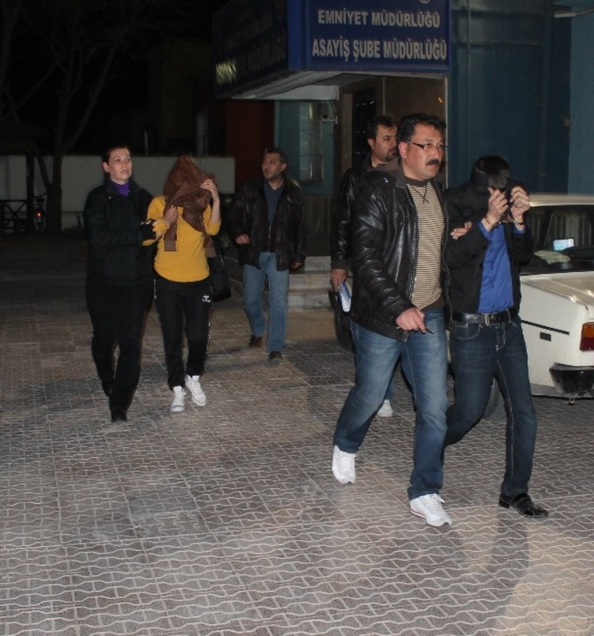 Polisler Tanıyor Diye İlçede Hırsızlık Yapmışlar