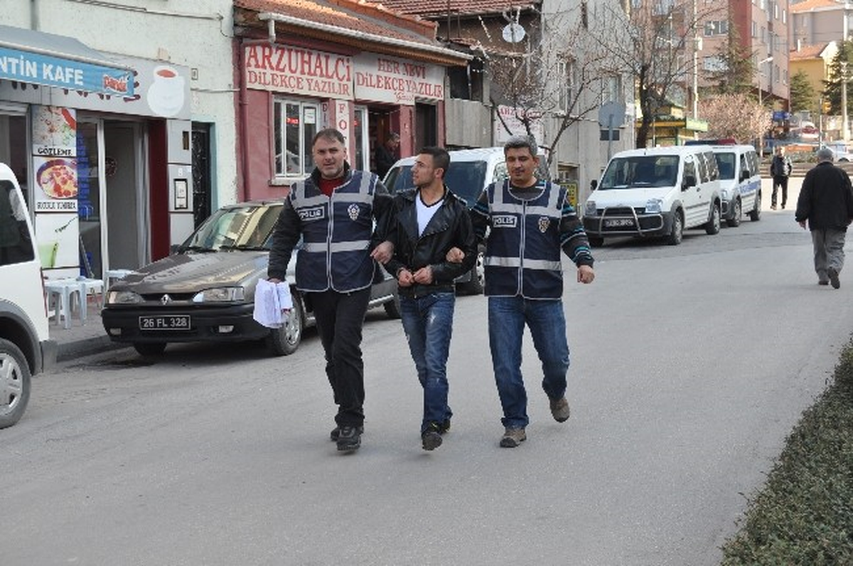 Silahla Yaralama Suçundan Adliyeye Gelen Şüpheli, Hırsızlık Suçundan Tutuklandı