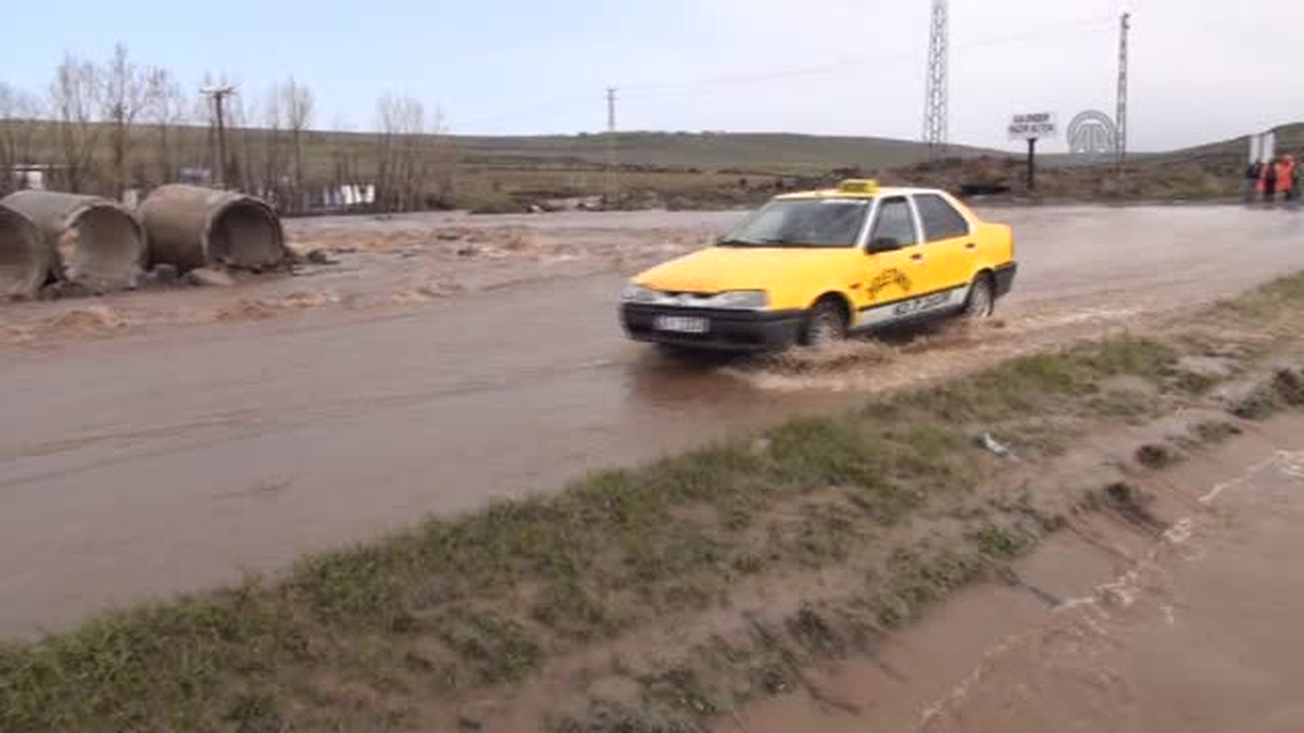 Siverek ilçesinde etkili olan sağanak taşkına neden oldu -
