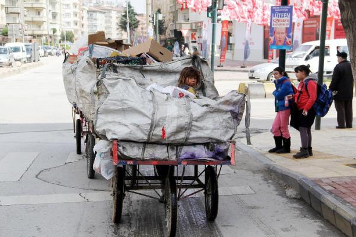 Suriyeli Aile, Gaziantep\'te Atık Kağıt Toplayarak Geçiniyor