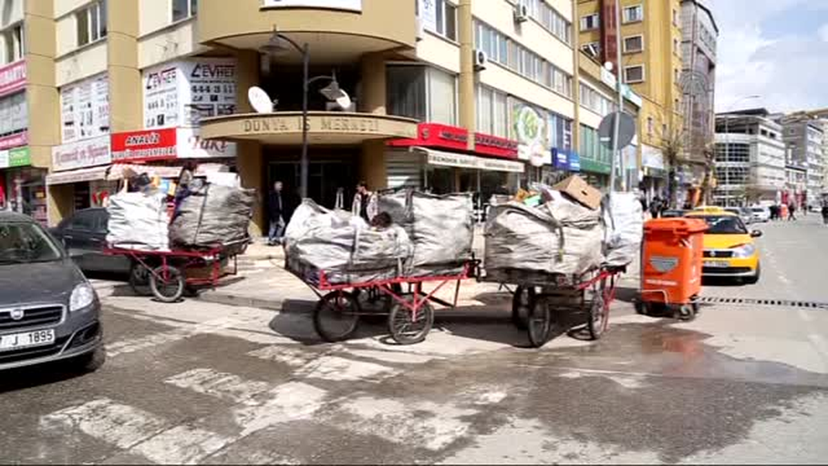 Suriyeli aile, hurda toplayarak geçiniyor -