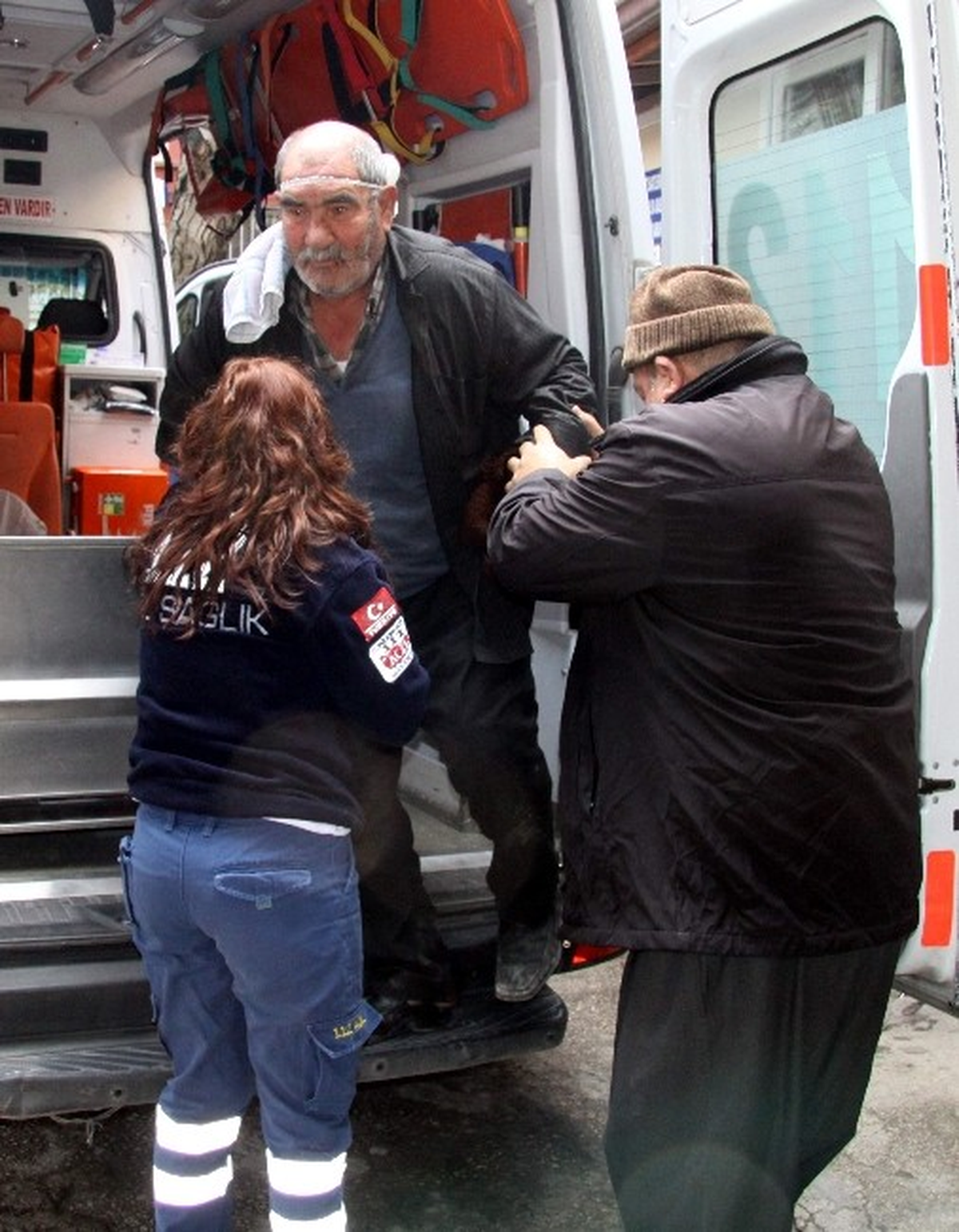 Dükkan Girip Tartıştığı Şahsın Boğazını Bıçakla Kesti