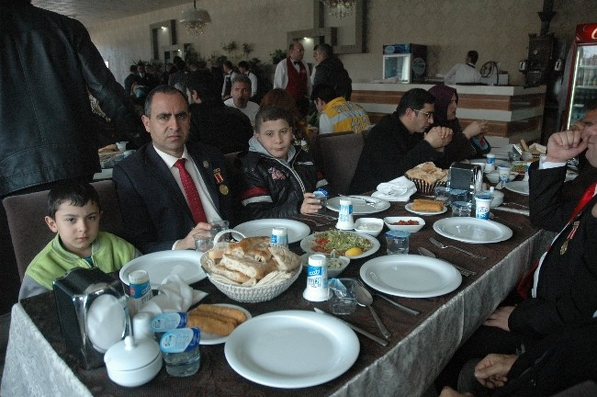 Erzurum Valiliğinden 99. Yıl Yemeği