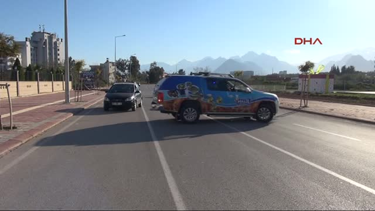 Antalya\'da Yol Kapatan Veliler Üst Geçit İstedi
