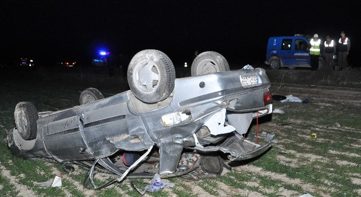 Aksaray\'da Otomobil Şarampole Devrildi: 1 Ölü, 4 Yaralı