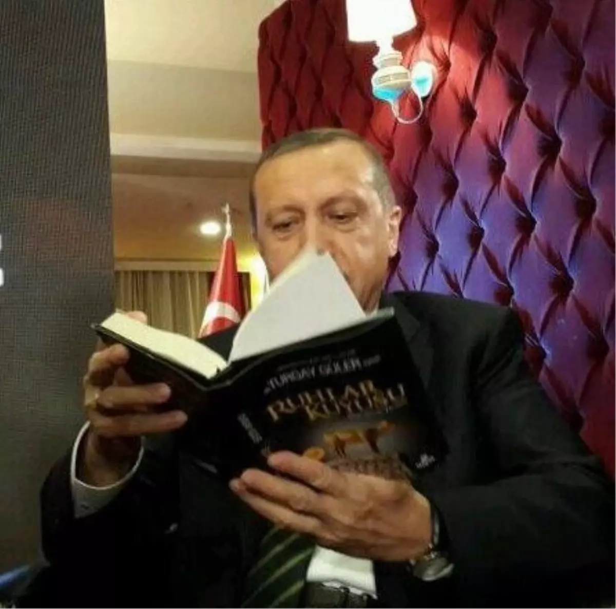 Başbakan\'ın Okuduğu Gizemli Kitap