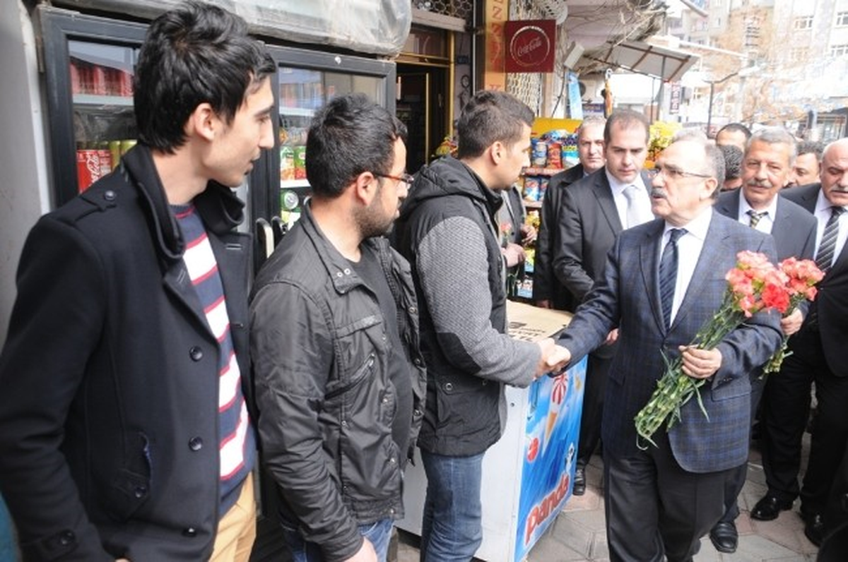 Başbakan Yardımcısı Atalay, Cizre\'de Nevruz Çiçeği Dağıttı