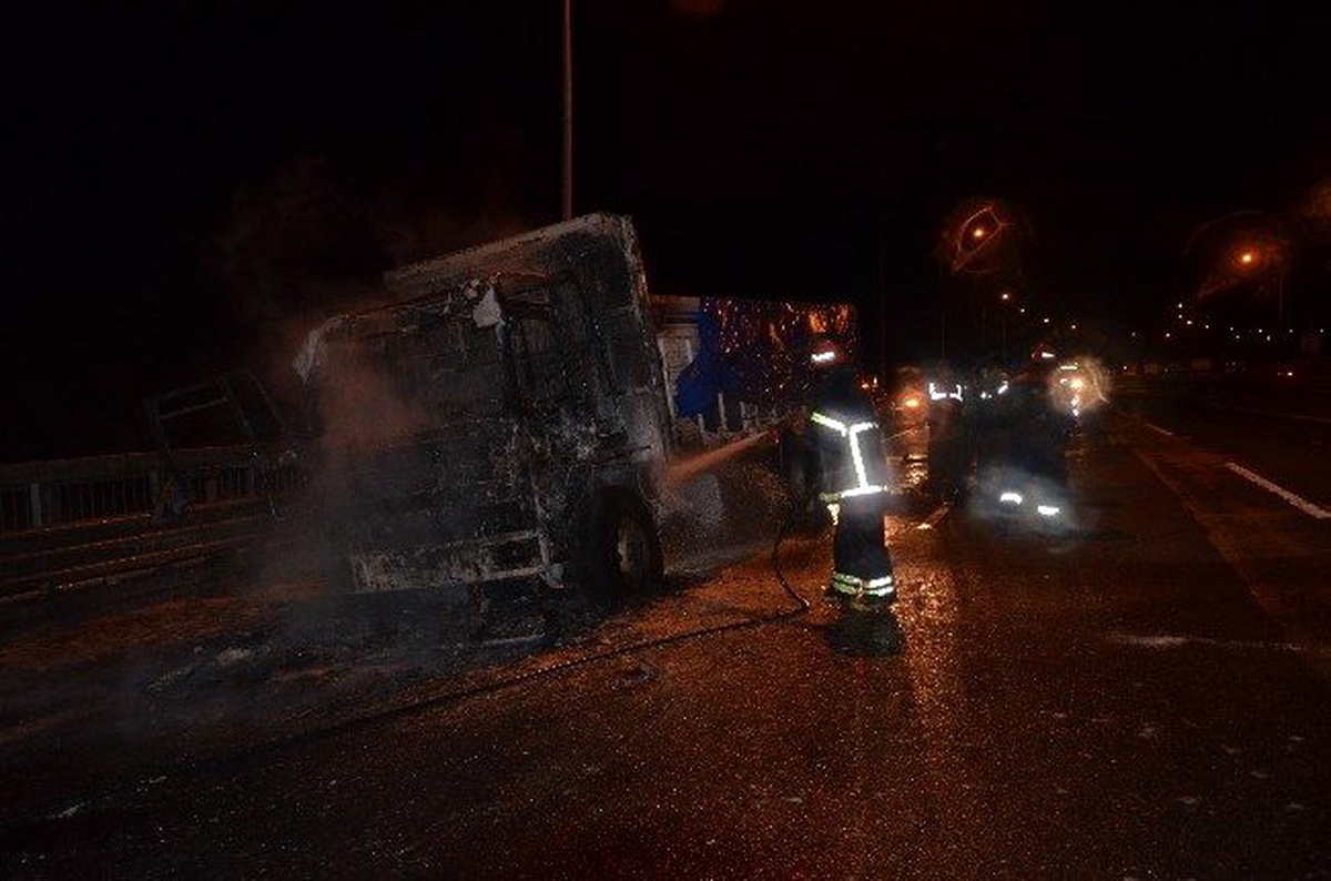 Bolu Dağında Kamyonet Yanarak Kül Oldu