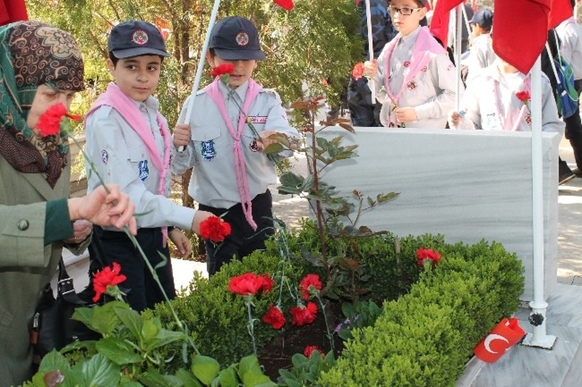 Büyükşehir İzcileri Şehitleri Unutmadı