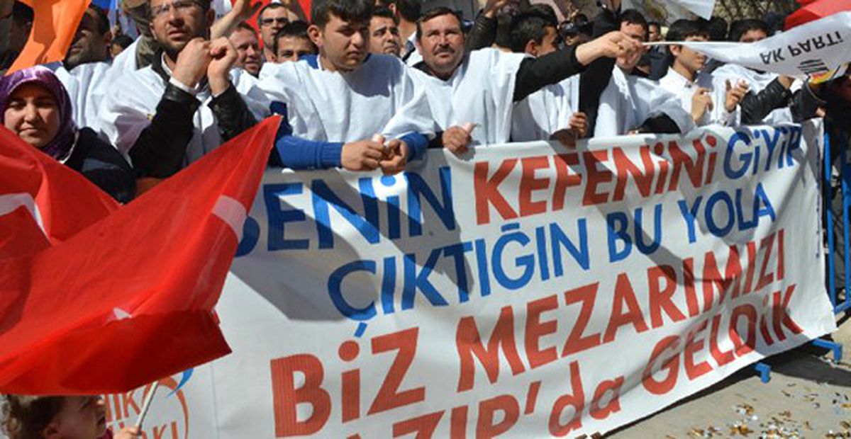 Davutoğlu\'nu Kefenle Karşıladılar