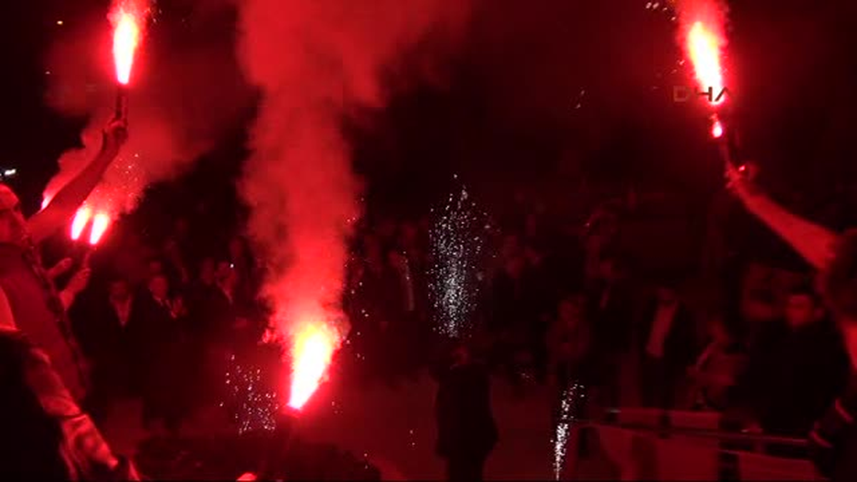 Demokrat Parti Genel Başkanı Gültekin Uysal İzmit\'te Yaptığı Konuşmada AK Parti Hükümetine...