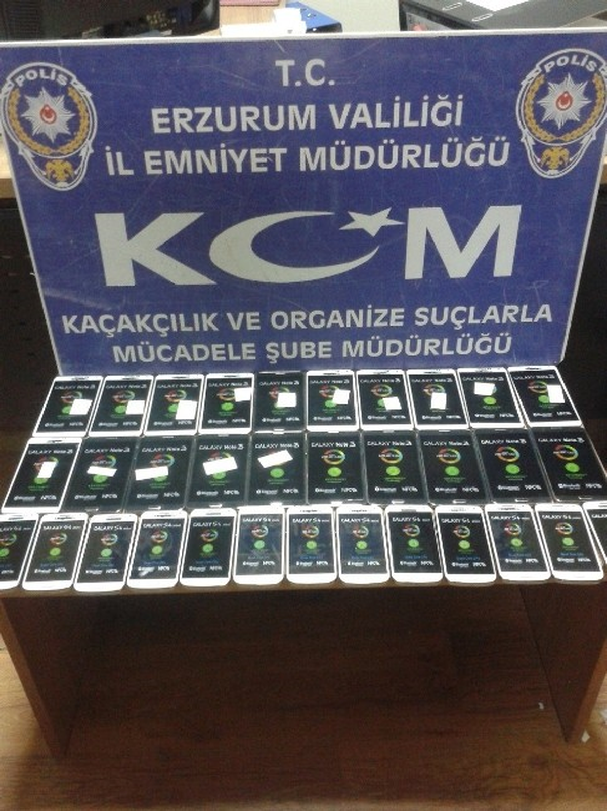 Erzurum\'da Kaçak Cep Telefonu ve Sigaralar Ele Geçirildi
