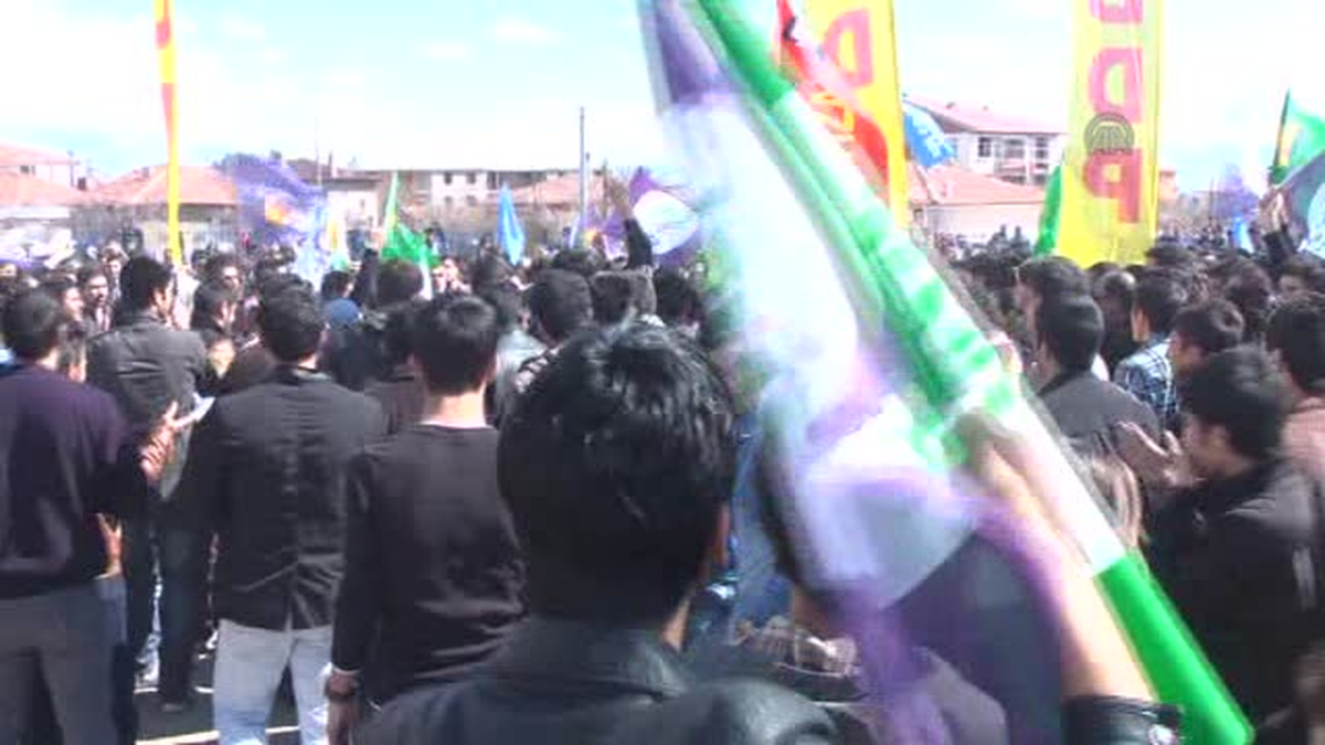 HDP Genel Başkanı Tuncel, Nevruz ateşi yaktı -