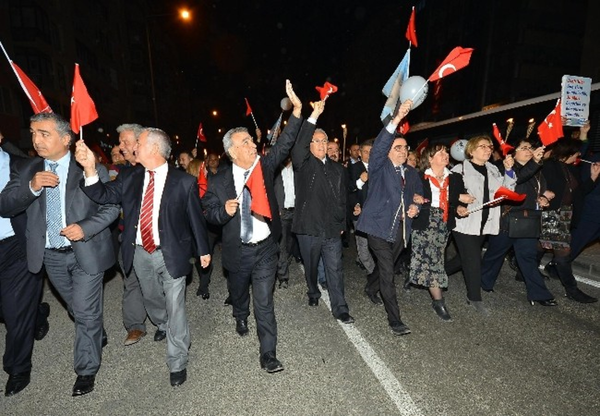 İzmir\'de Şehitlere Saygı Yürüyüşüne Kocaoğlu da Katıldı