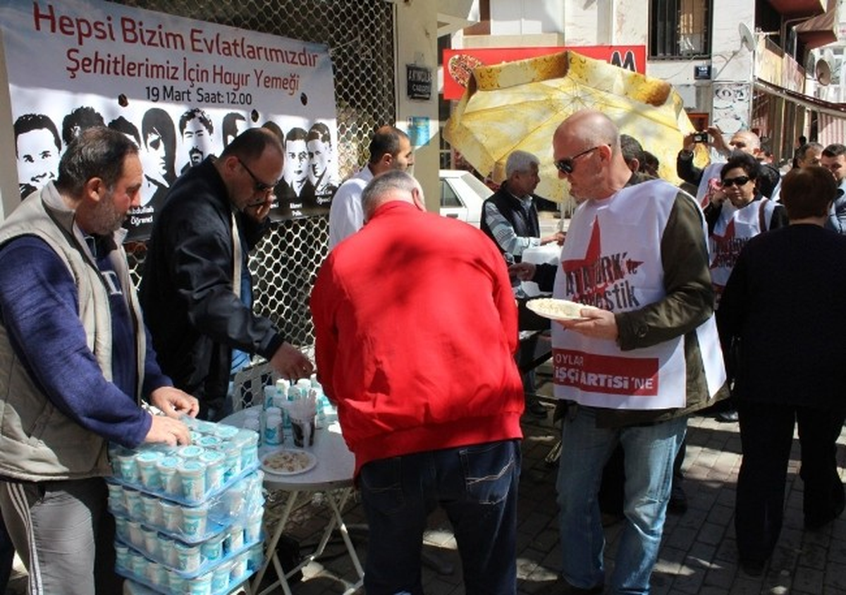 İzmirli Esnaf Gezi\'de Hayatlarını Kaybedenler Anısına Pilav ve Ayran Dağıttı