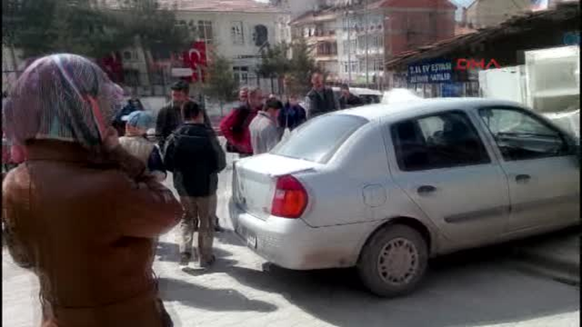 Kaldırıma Çıkan Otomobil Öğrencilere Çarptı: 3 Yaralı