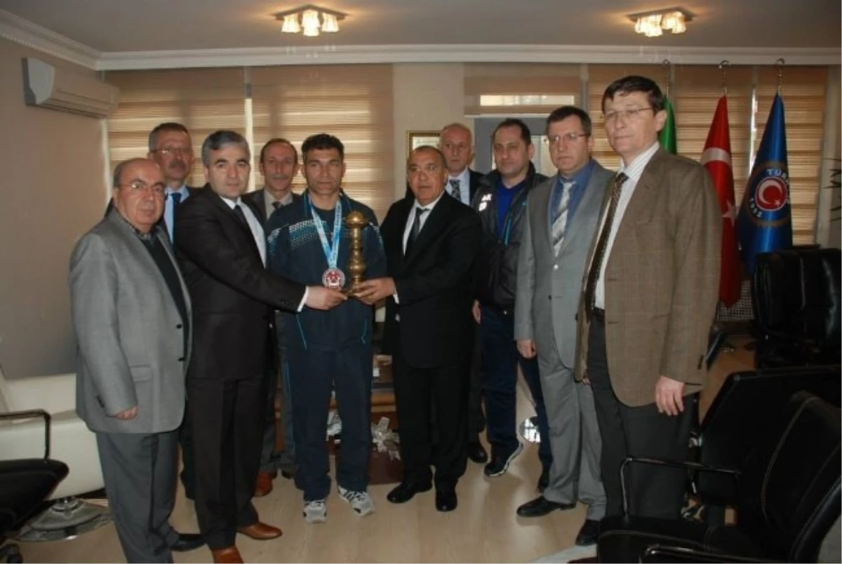 Kastamonulu Sporcu Yusuf Uçak Türkiye Bilek Güreşi Şampiyonu Oldu
