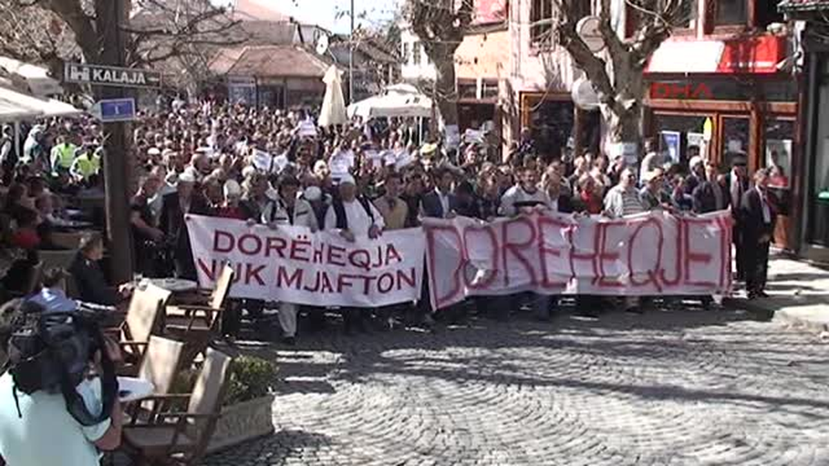 Kosova\'da Göstericiler Prizren Belediye Başkanının İstifasını İstedi