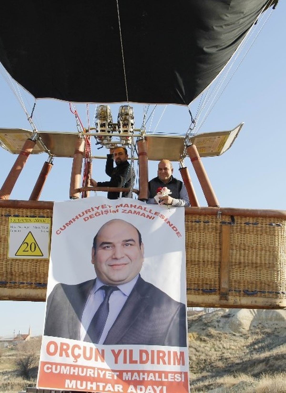 Muhtar Adayı Sıcak Hava Balonuyla Broşür Dağıttı