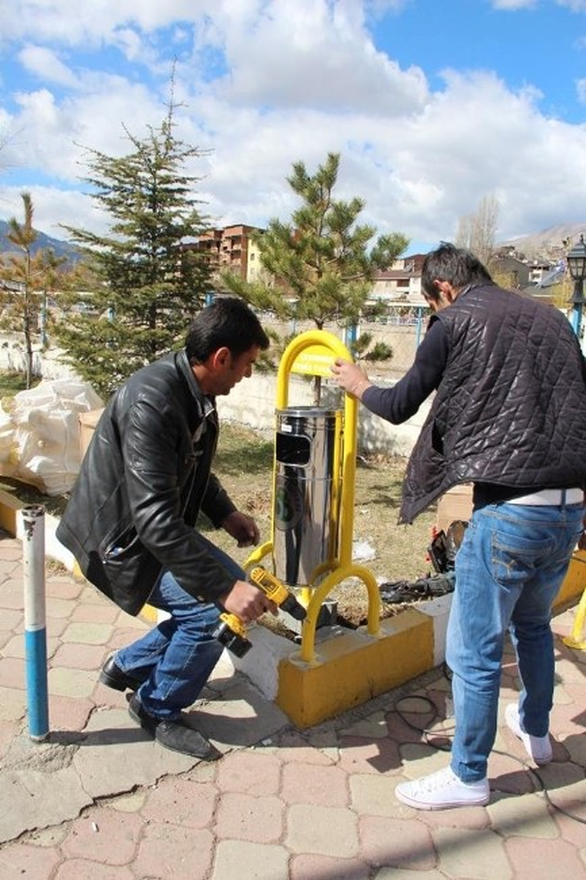 Oltu Belediyesi Park ve Yürüyüş Yolundaki Çöp Kutlularını Yenileniyor