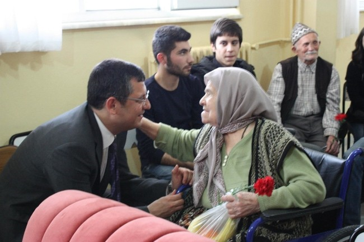 Özgür Özel\'den Yaşlılara "İkinci Bahar Köyü" Müjdesi