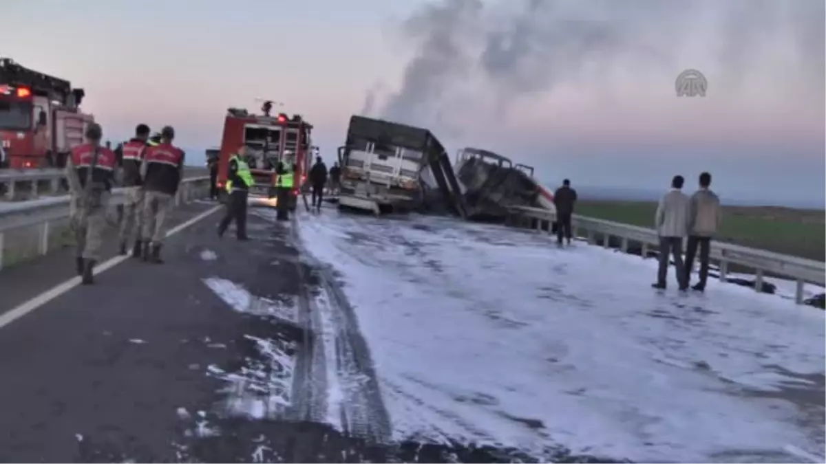 Şanlıurfa\'da TIR İle Beton Mikseri Çarpıştı: 2 Yaralı