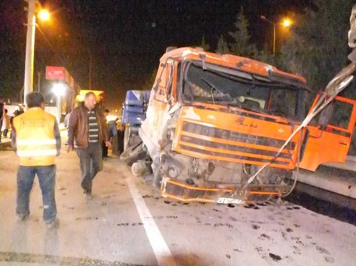 Tır, Belediye Otobüsüne Çarptı