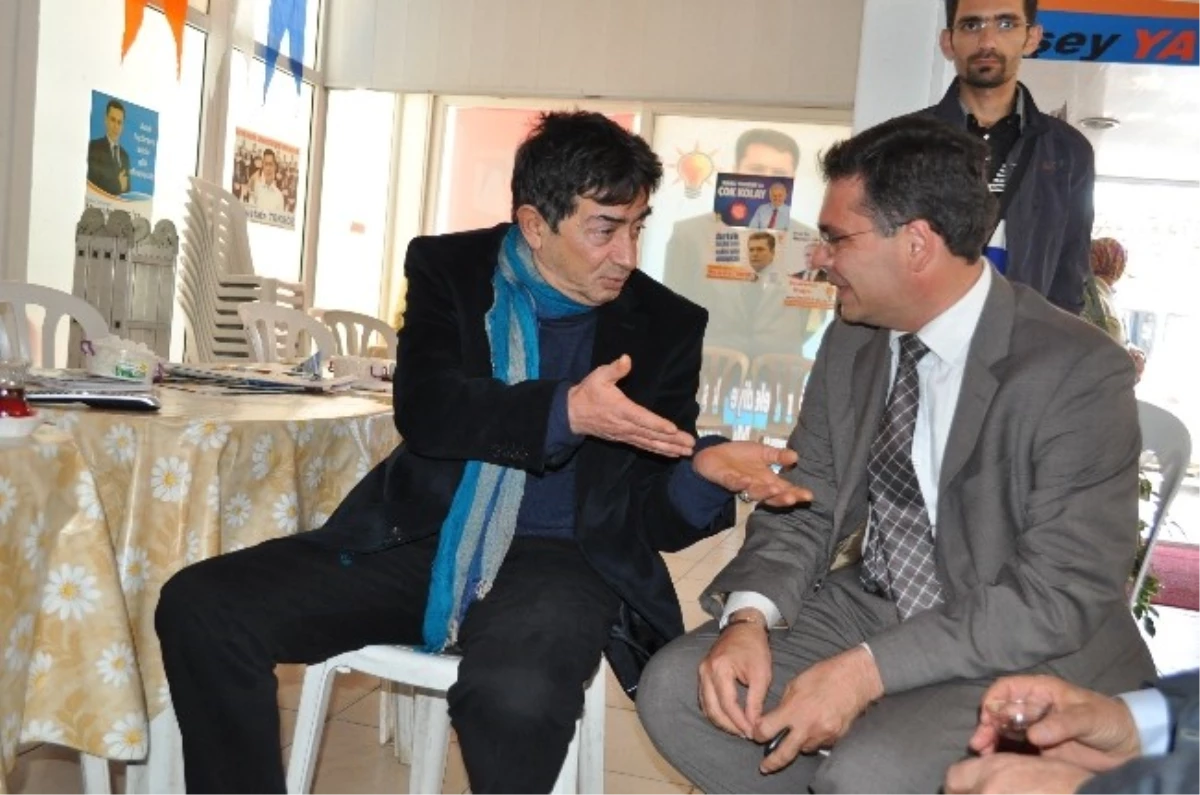 Tiyatrocu Turan Özdemir\'den AK Parti Seçim Bürosuna Ziyaret