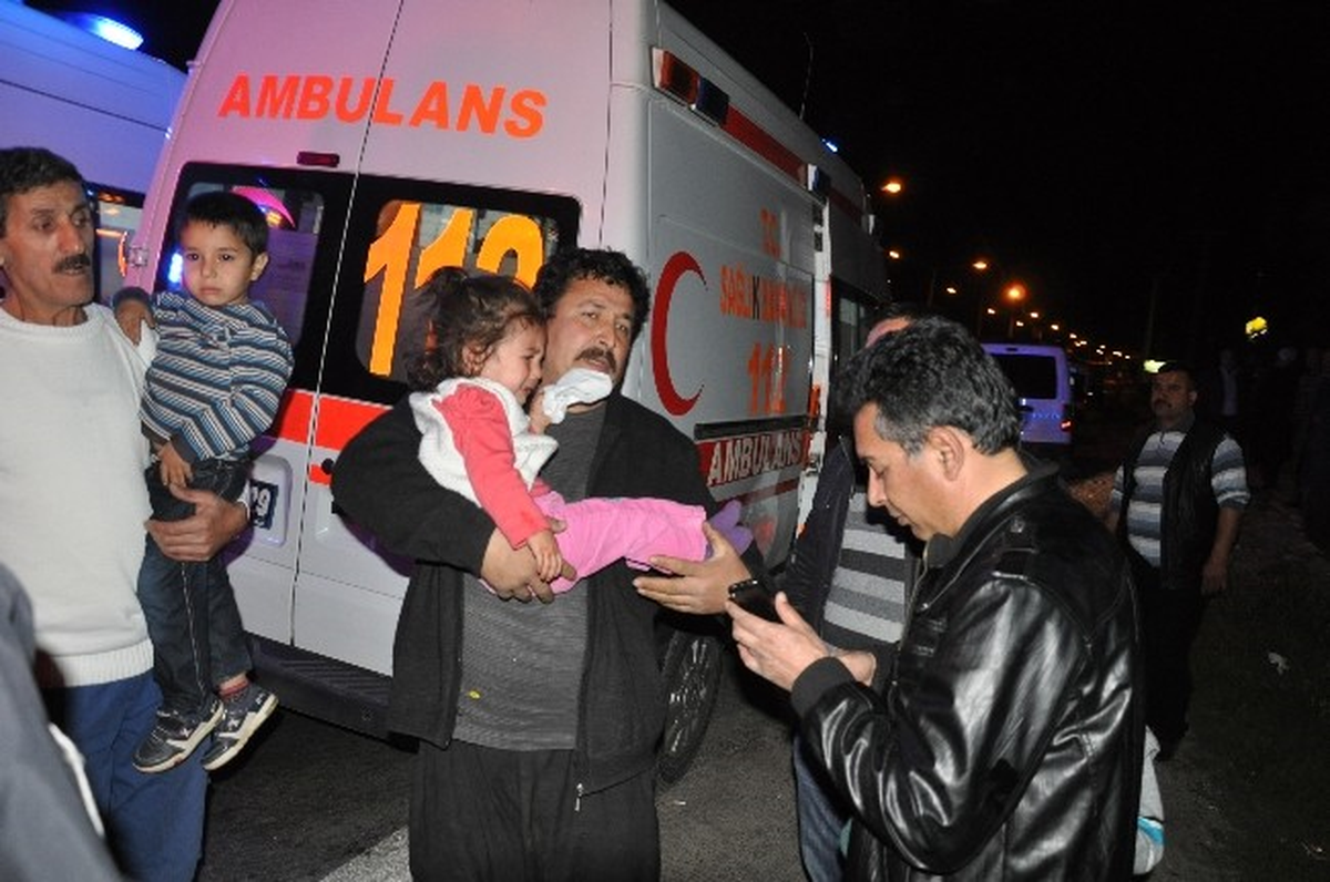 Adana\'da Tır ile Otomobil Çarpıştı: 10 Yaralı