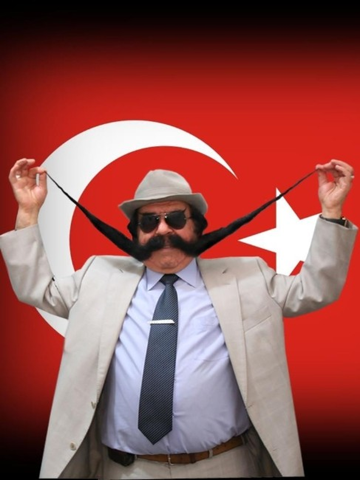 1,5 Metrelik Bıyığına Gözü Gibi Bakıyor