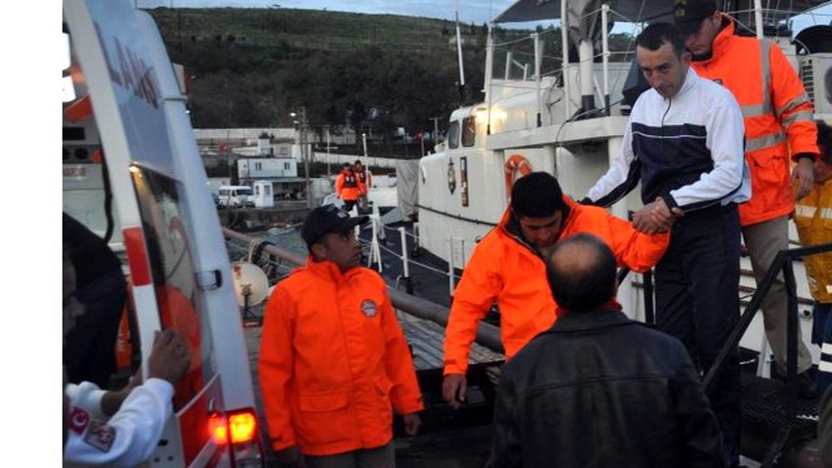 İzmir\'de Lastik Bottaki 39 Kaçak Kurtarıldı