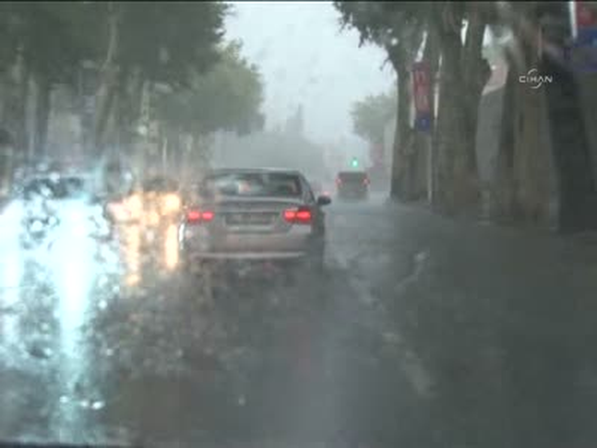 İstanbul\'da Yağmur ve Kazalar Trafiği Olumsuz Etkiledi