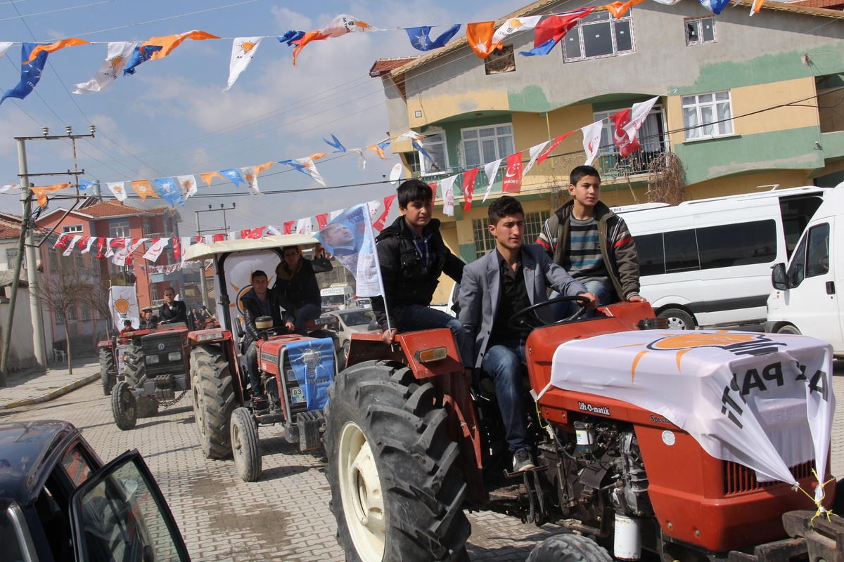 Bakan Eroğlu\'nu, Traktörlerin Oluşturduğu Konvoy Karşıladı