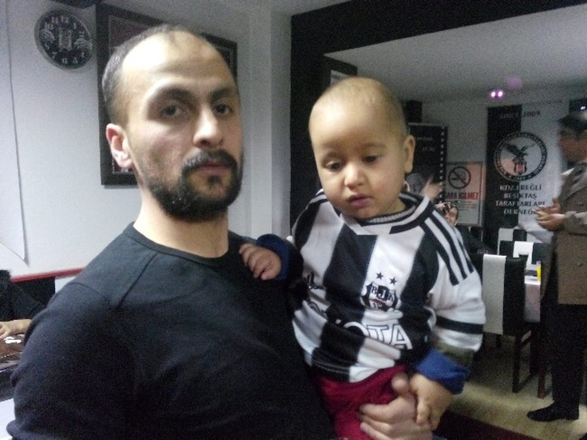Beşiktaş\'ın 111. Yaşgünü Pastasını Beşiktaş İsimli Çocuk Kesti