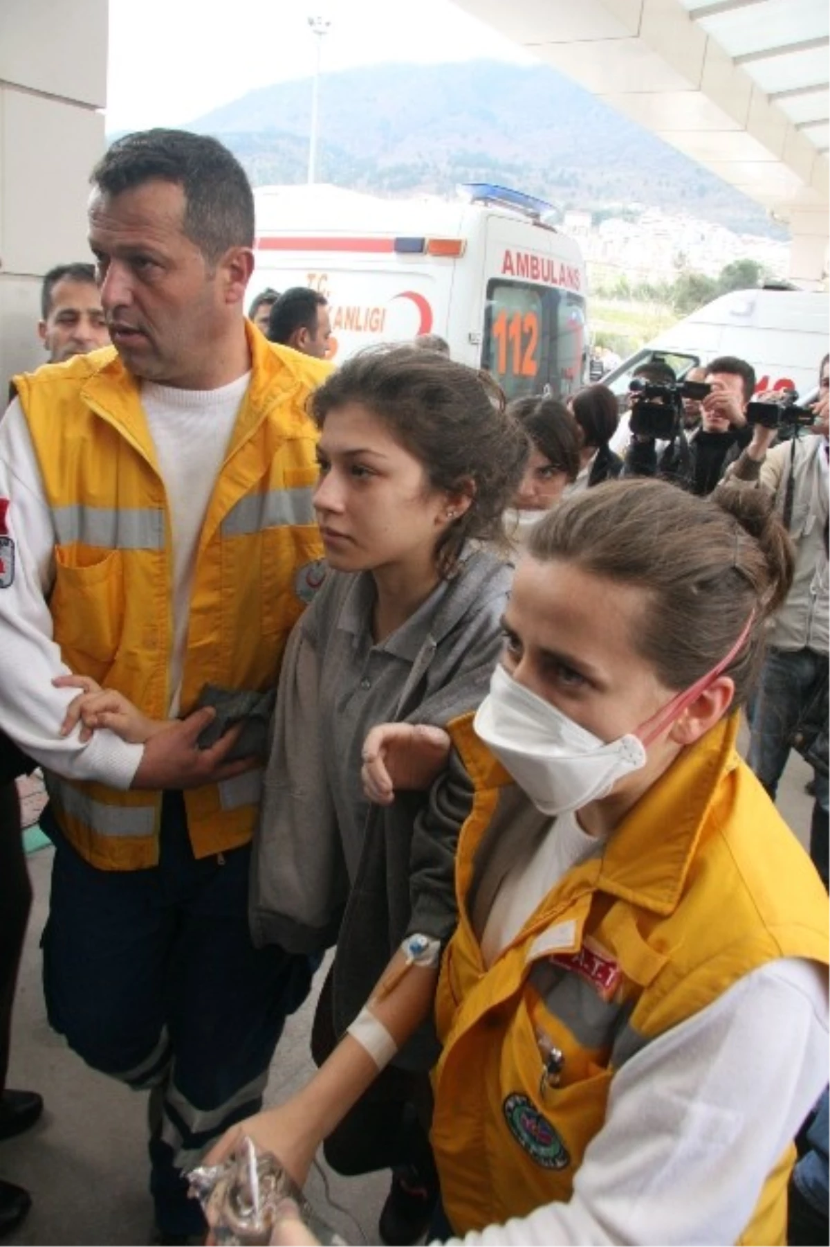 Bursa\'da Atık Yakıldı, Kimyasal Koku Yüzünden Onlarca Öğrenci Hastanelik Oldu...(2)
