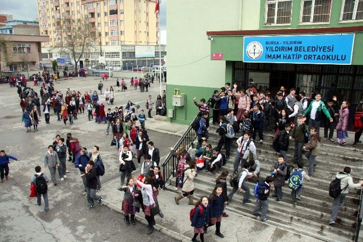 Bursa\'da Koku Paniği Yüzlerce Öğrenci Hastanelik Oldu
