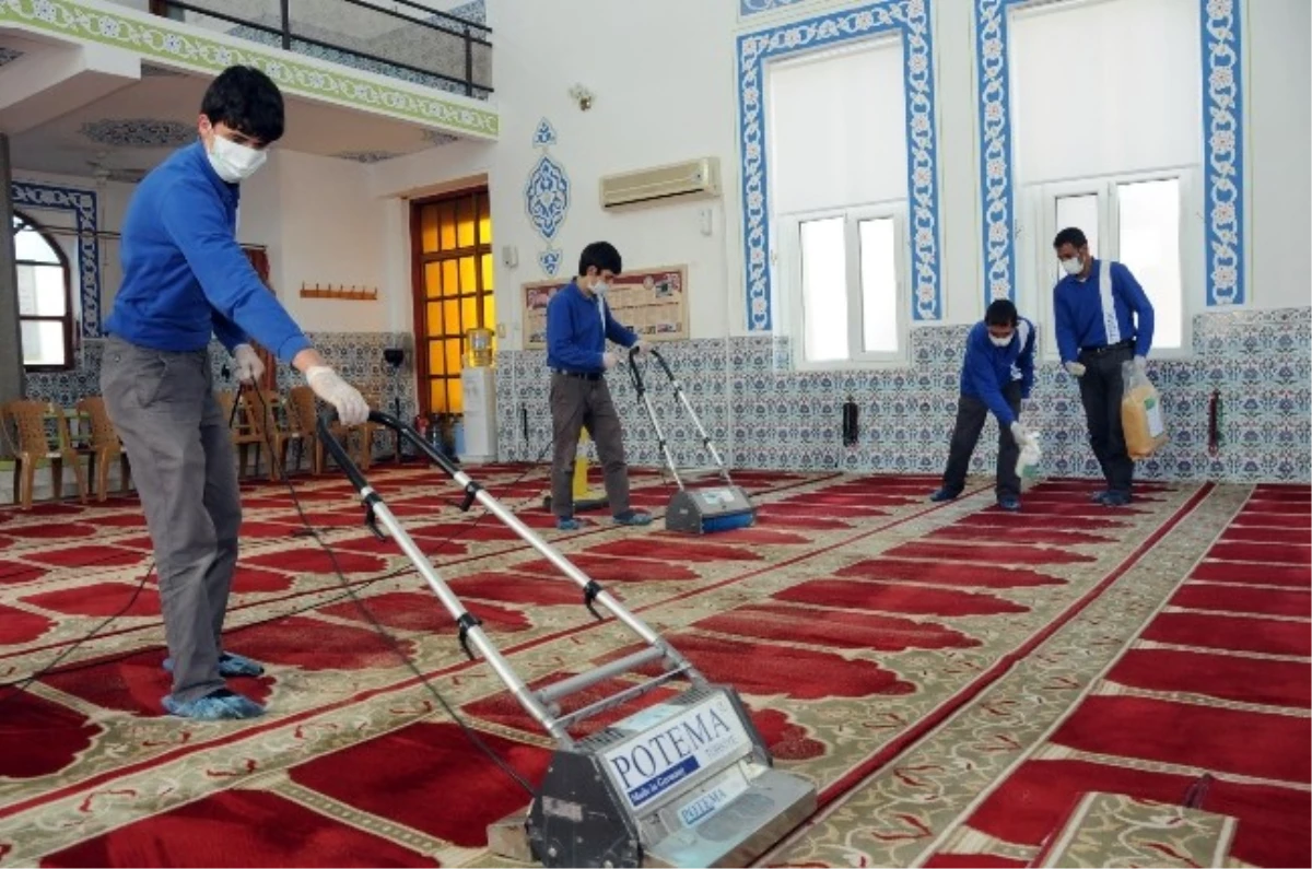 Antalya Belediyesinden Camilere Özel Temizlik Ekibi