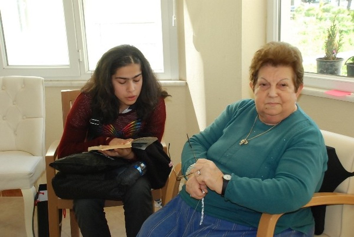Didim Kız Meslek Lisesi\'nden Yaşlılara Okuma Etkinliği