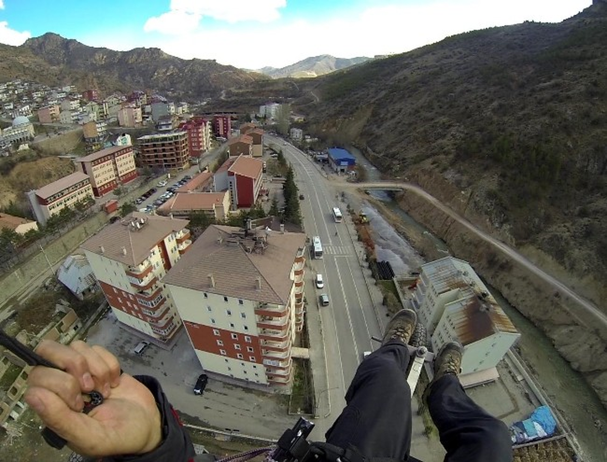Gümüşhane\'de Karayoluna Paramotor İndi