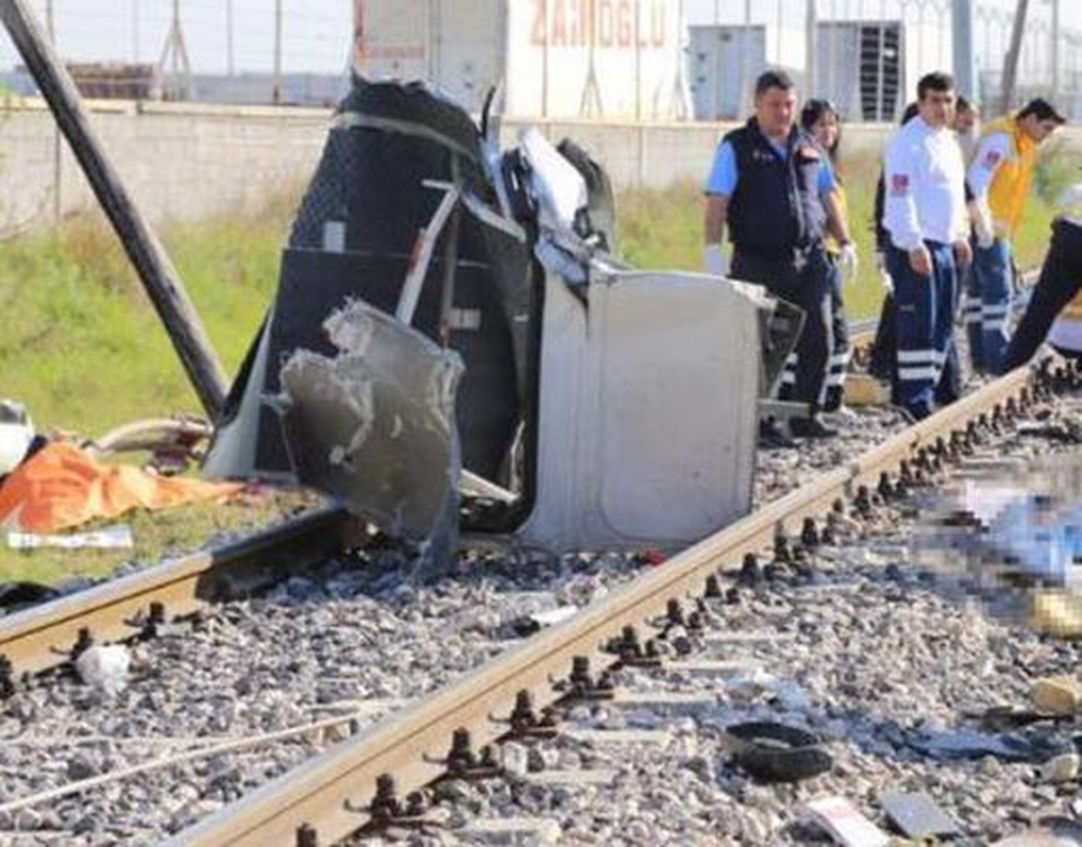Mersin\'de Tren ile Servis Minibüsü Çarpıştı