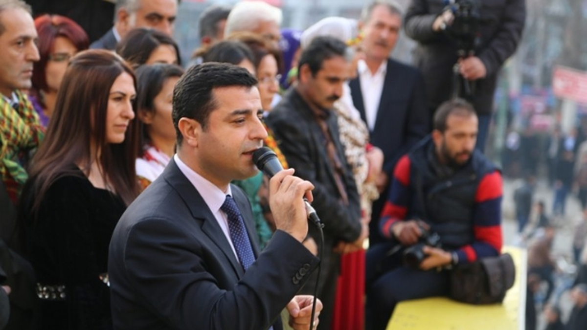 Mersin\'de Tren ile Servis Minibüsünün Çarpıştı