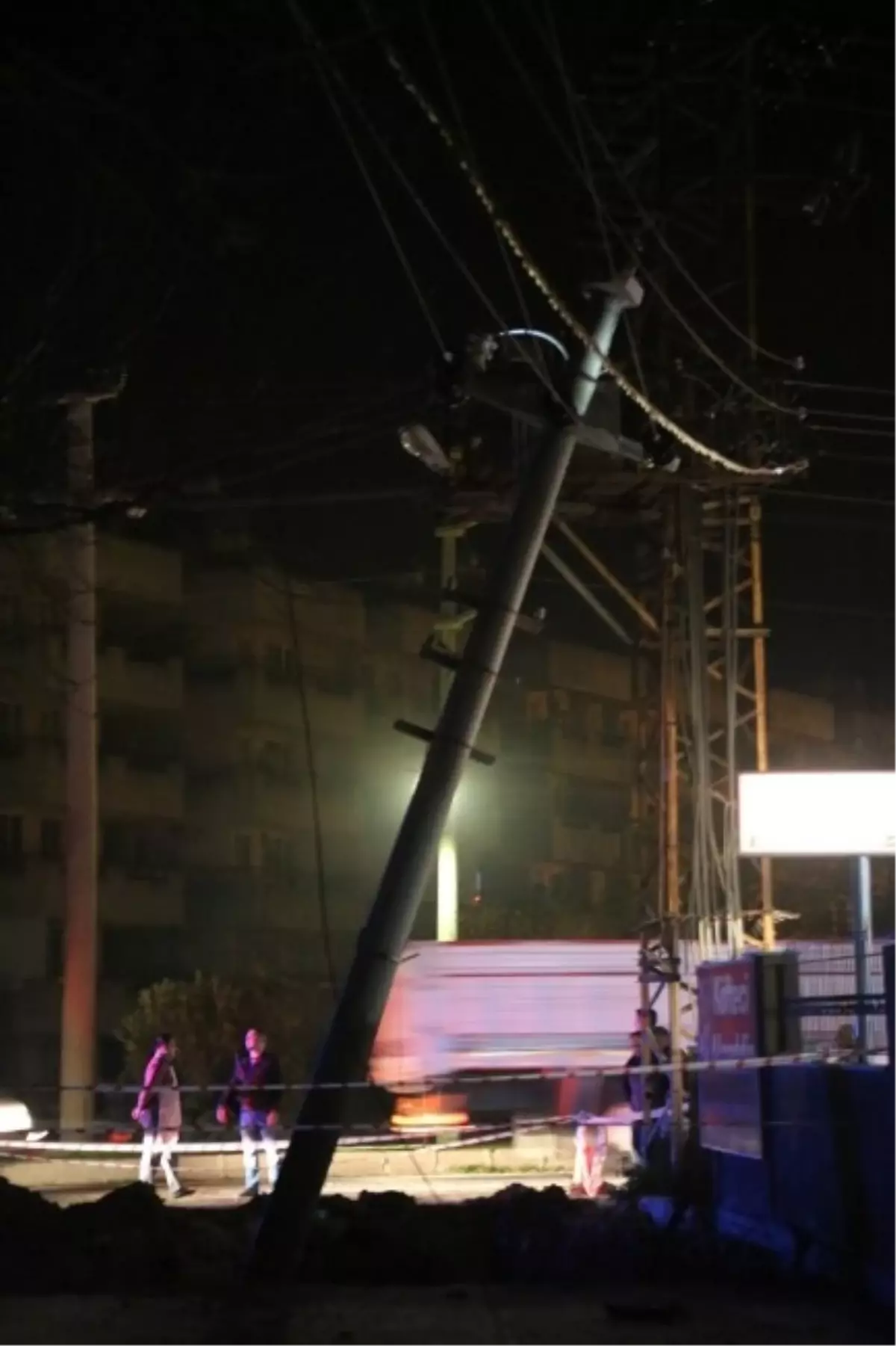 Milas\'ta Devrilen Elektrik Direği Vatandaşı Korkuttu