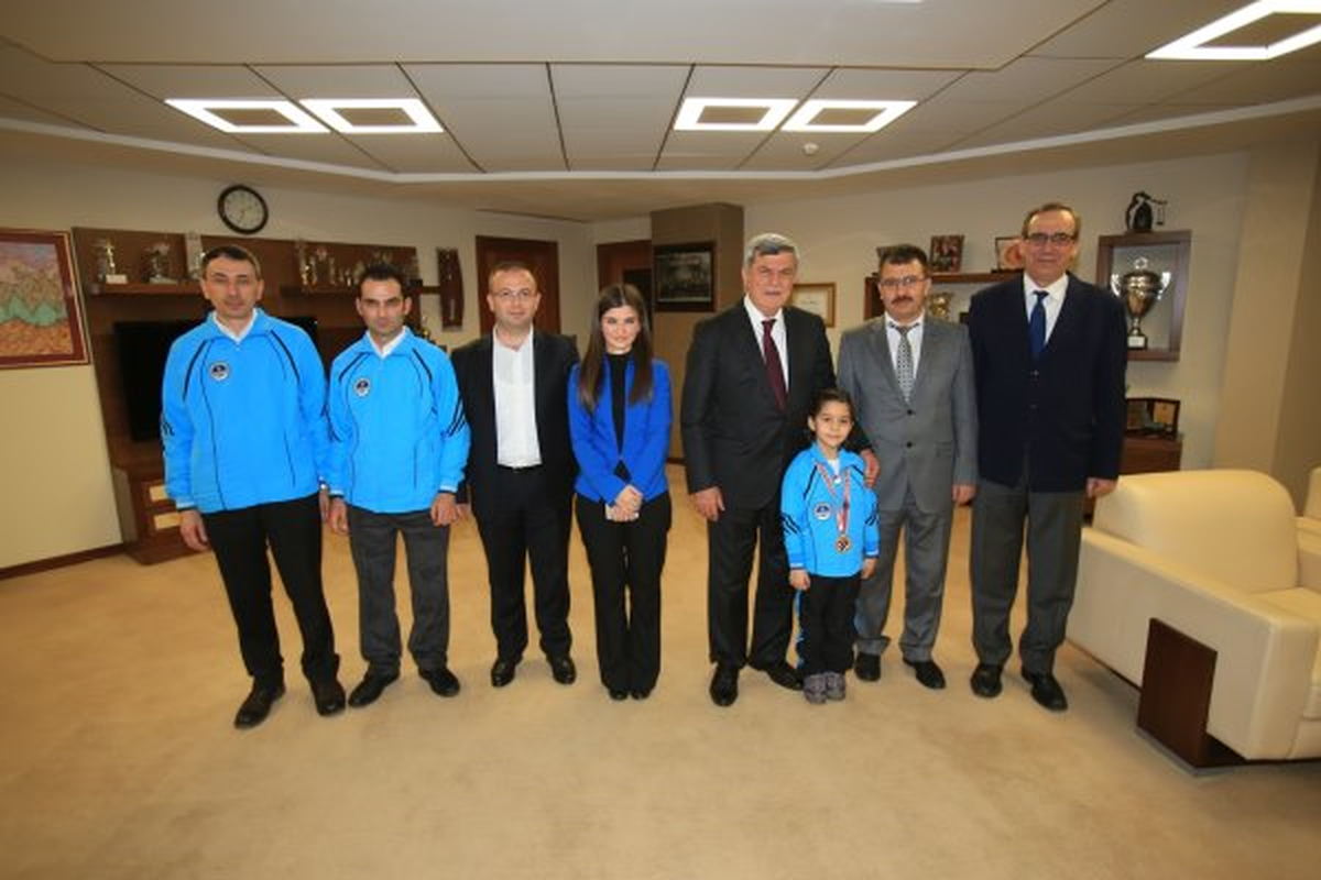 Minik Elif Şampiyonluk Beratını Başkan\'dan Aldı