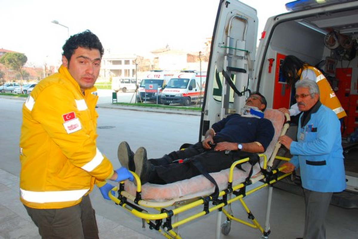 Osmancık\'ta Otomobil Önündeki Kamyonete Arkadan Çarptı