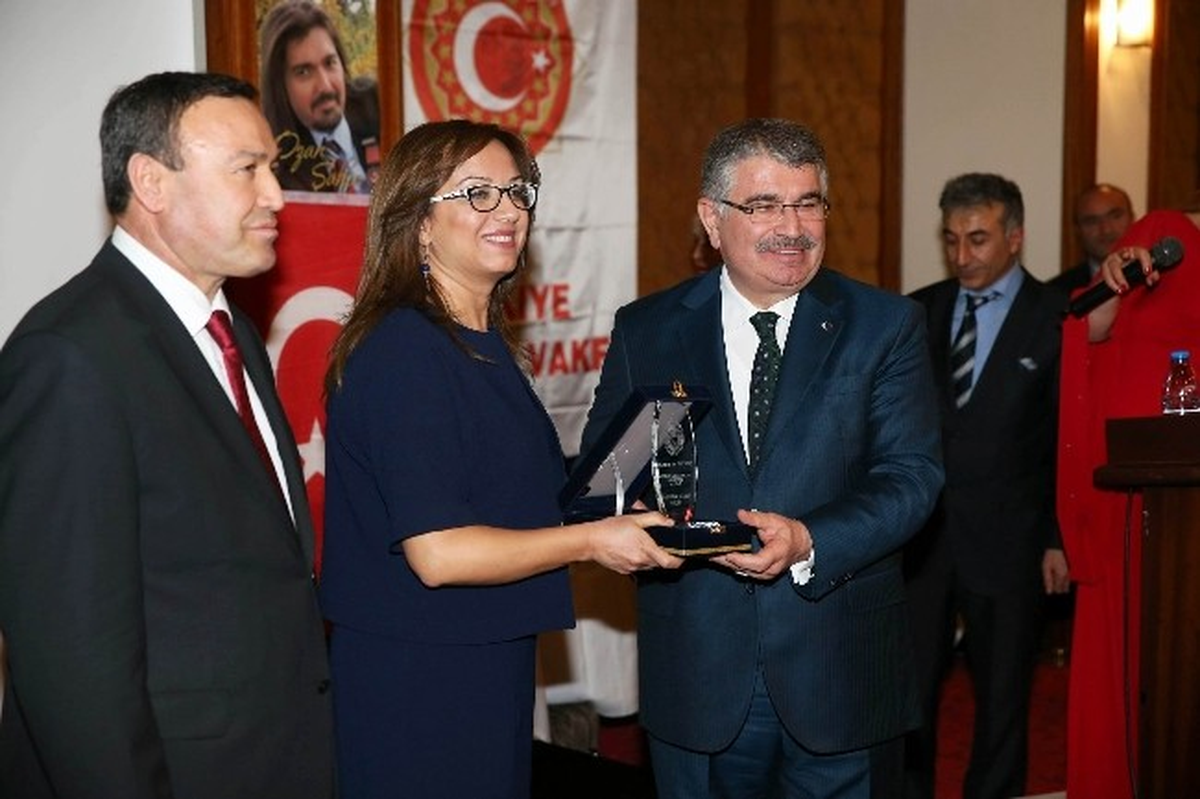 Rektör Kılıç\'a Başarı ve Hizmet Ödülü