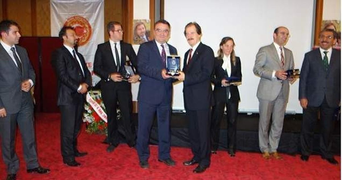 Şehit Ailelerinden İl Sağlık Müdürü Dr. Ahmet Öksüzkaya\' ya Başarı ve Hizmet Ödülü Verildi