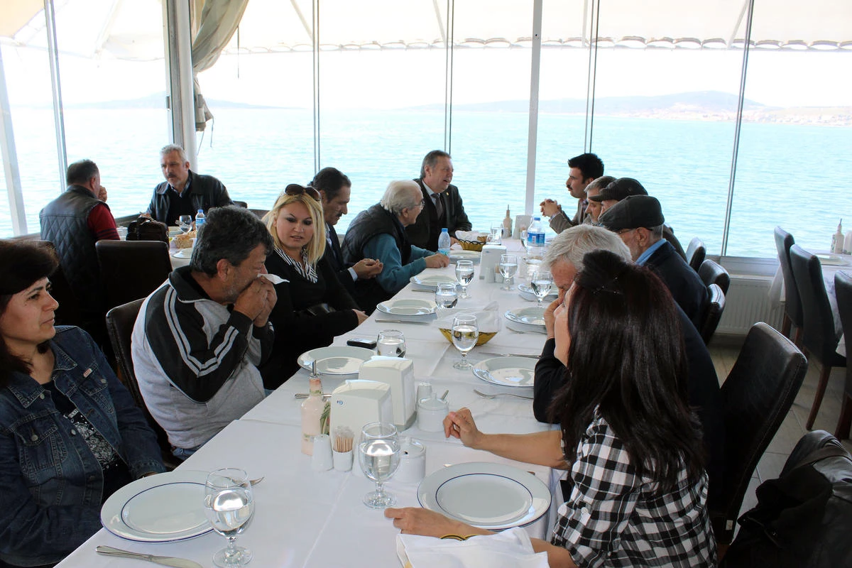 Ayvalık\'ta Yaşlı Bakım Evi Sakinlerine Öğle Yemeği Verildi