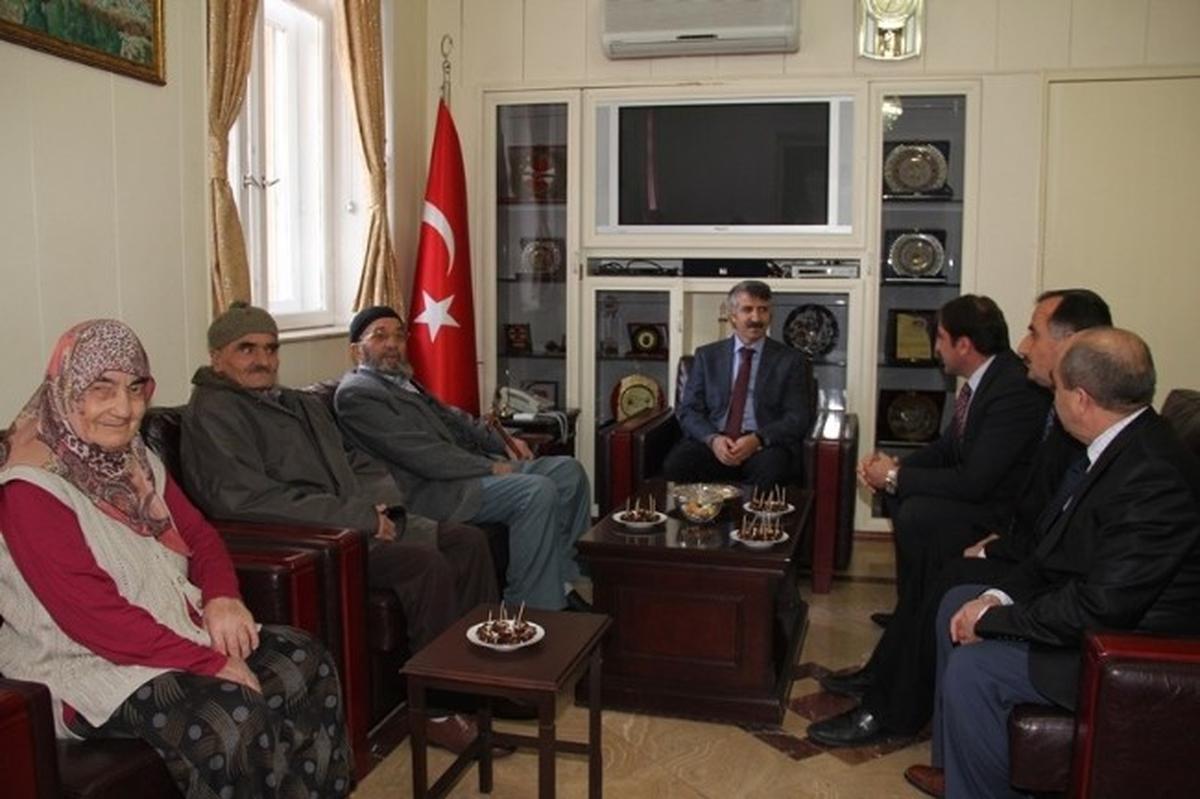 Yaşlılardan Vali Ünlüer\'e Anlamlı Sürpriz